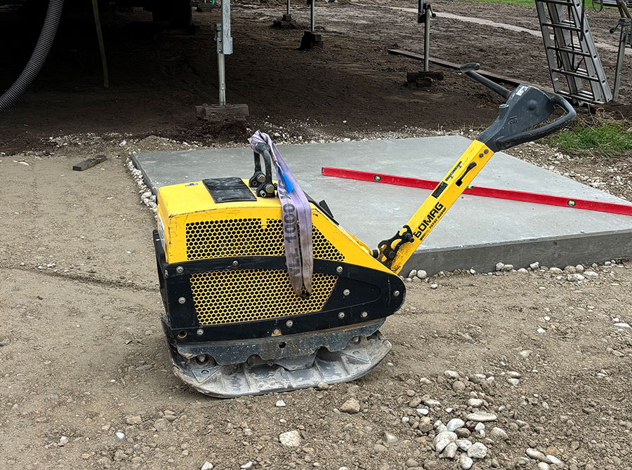 Mathys Bau Walperswil Baumaschinen Vermietung Baumaschinenvermietung Bagger Walze Vibroplatte Grabenstampfer Fugenschneider Berner Seeland Schweiz