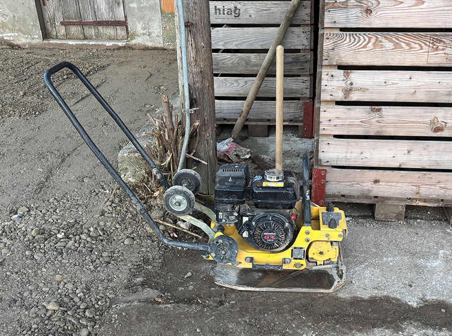 Mathys Bau Walperswil Baumaschinen Vermietung Baumaschinenvermietung Bagger Walze Vibroplatte Grabenstampfer Fugenschneider Berner Seeland Schweiz