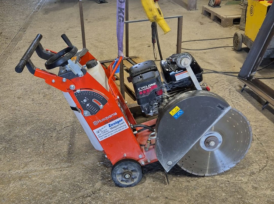 Mathys Bau Walperswil Baumaschinen Vermietung Baumaschinenvermietung Bagger Walze Vibroplatte Grabenstampfer Fugenschneider Berner Seeland Schweiz