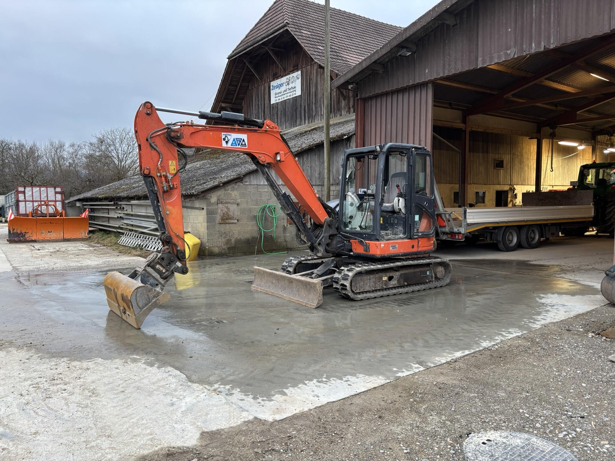 Mathys Bau Walperswil Baumaschinen Vermietung Baumaschinenvermietung Bagger Walze Vibroplatte Grabenstampfer Fugenschneider Berner Seeland Schweiz