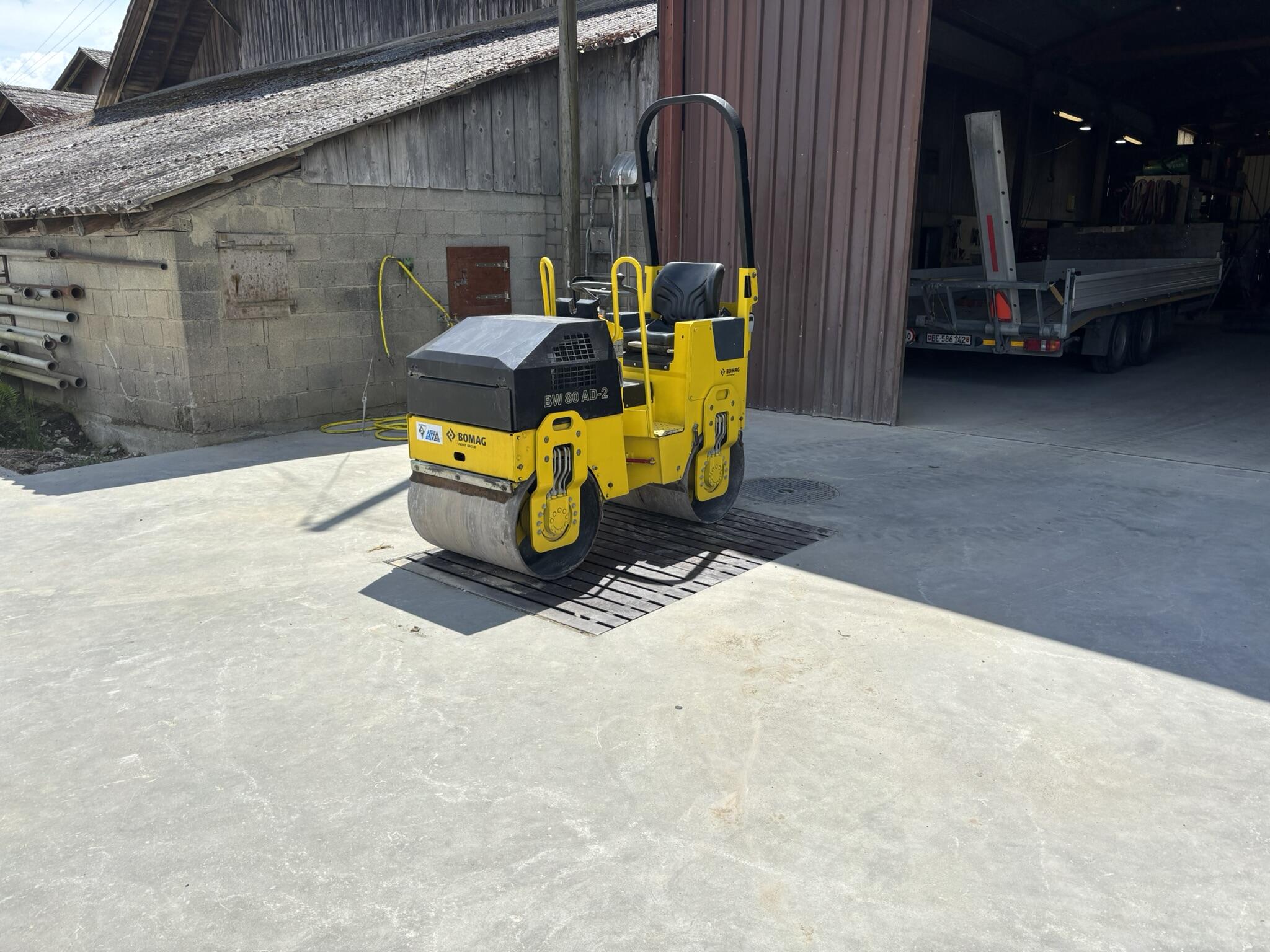 Mathys Bau Walperswil Baumaschinen Vermietung Baumaschinenvermietung Bagger Walze Vibroplatte Grabenstampfer Fugenschneider Berner Seeland Schweiz