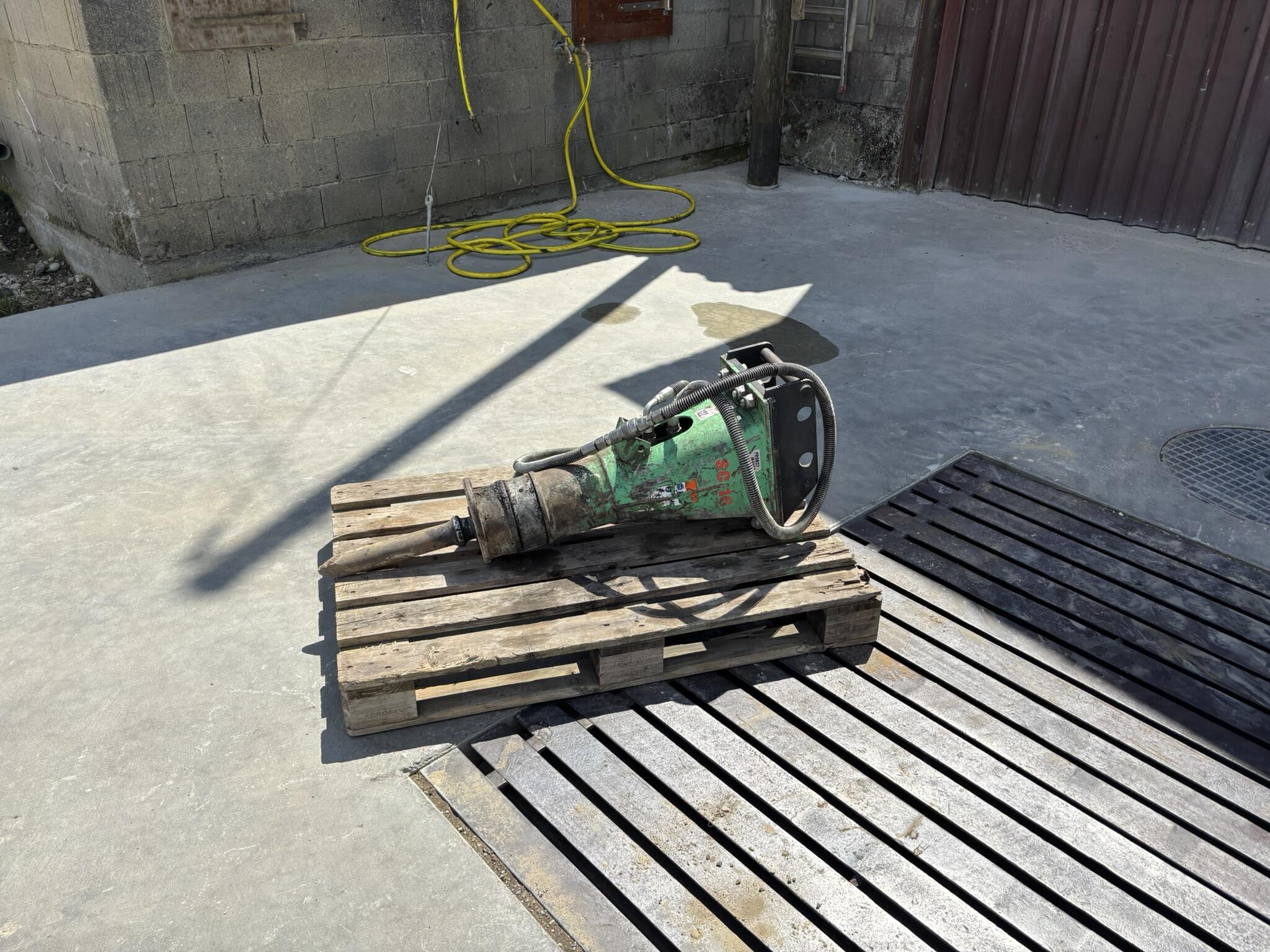 Mathys Bau Walperswil Baumaschinen Vermietung Baumaschinenvermietung Bagger Walze Vibroplatte Grabenstampfer Fugenschneider Berner Seeland Schweiz