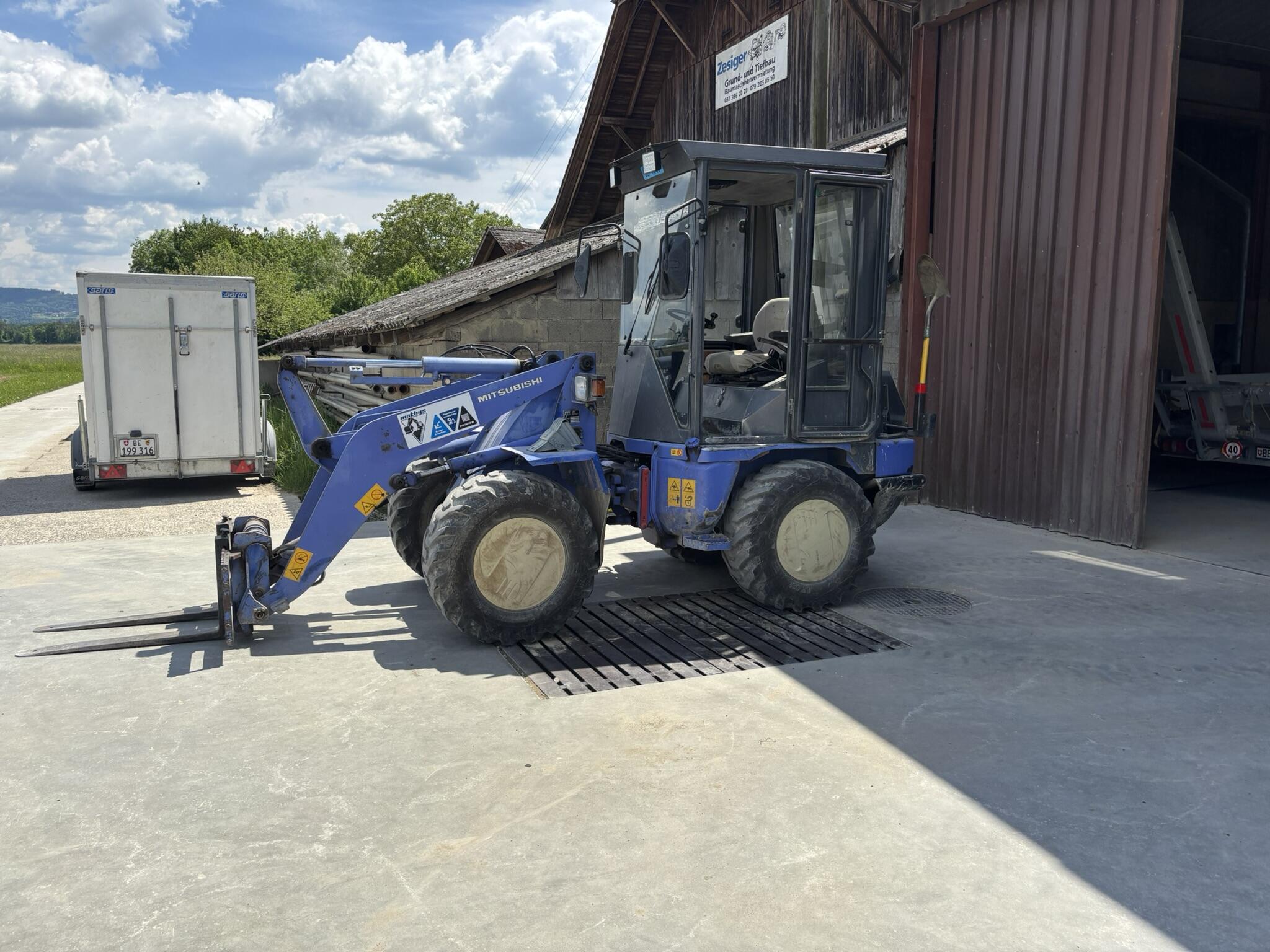Mathys Bau Walperswil Baumaschinen Vermietung Baumaschinenvermietung Bagger Walze Vibroplatte Grabenstampfer Fugenschneider Berner Seeland Schweiz