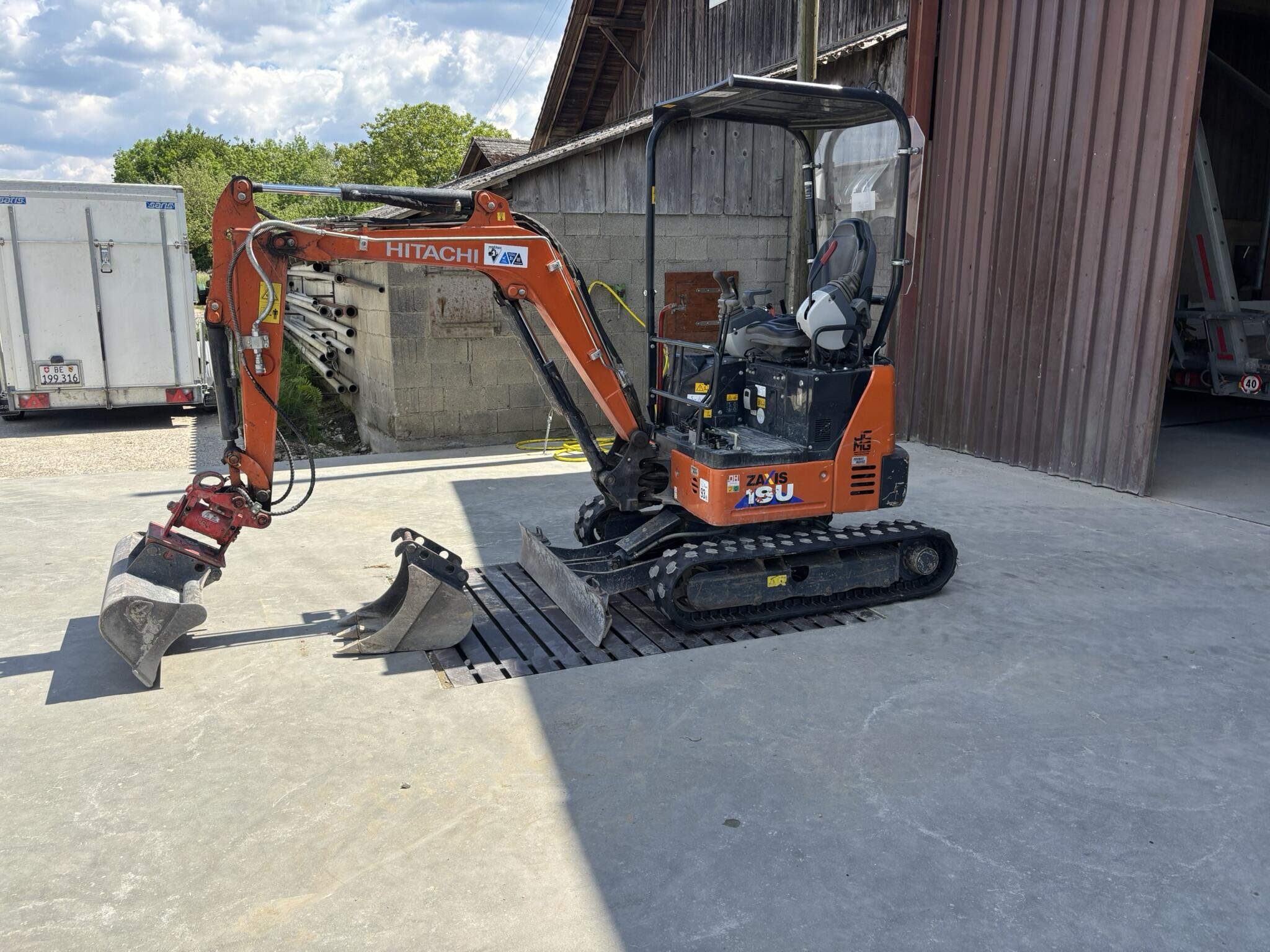 Mathys Bau Walperswil Baumaschinen Vermietung Baumaschinenvermietung Bagger Walze Vibroplatte Grabenstampfer Fugenschneider Berner Seeland Schweiz